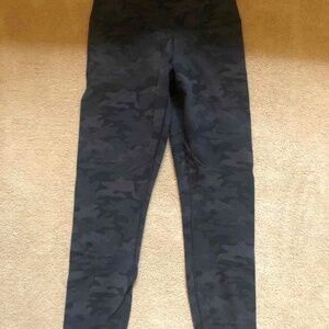 lululemon High Times - Black Camo size 6